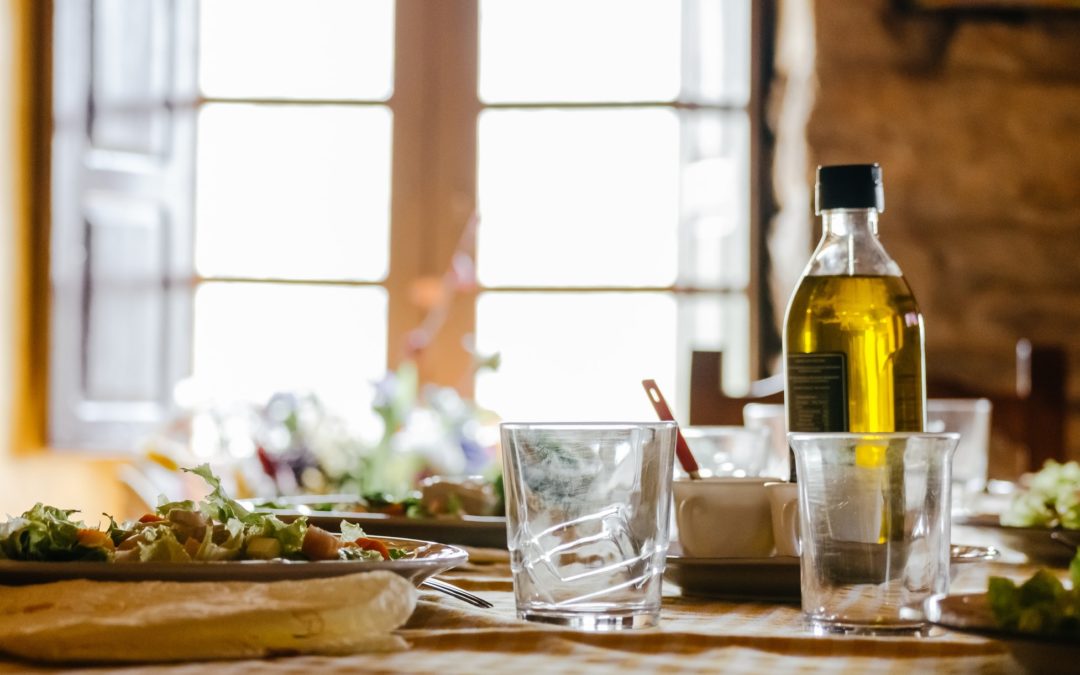 tavola con olio e cibo