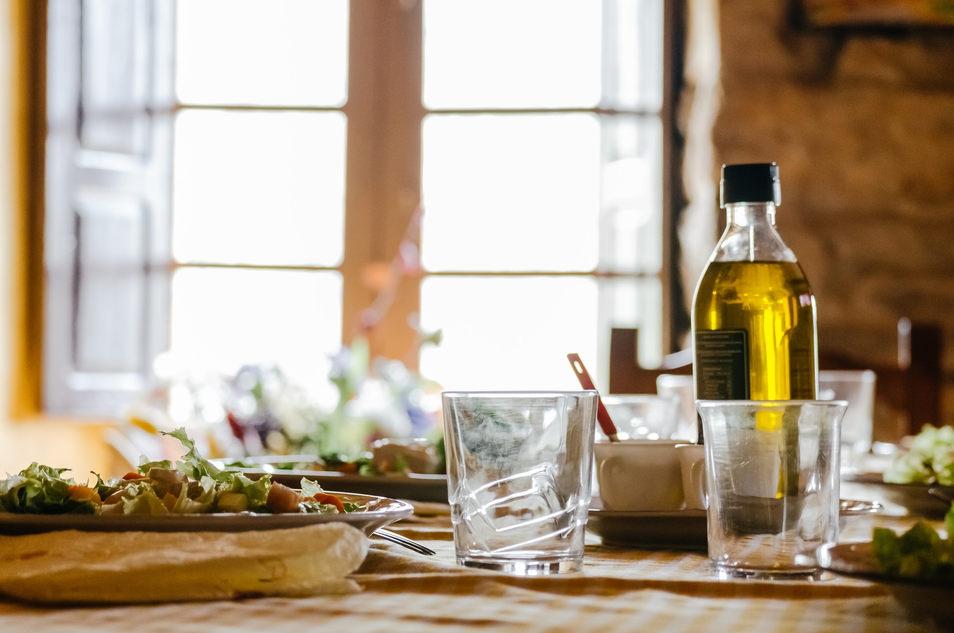 tavola con olio e cibo