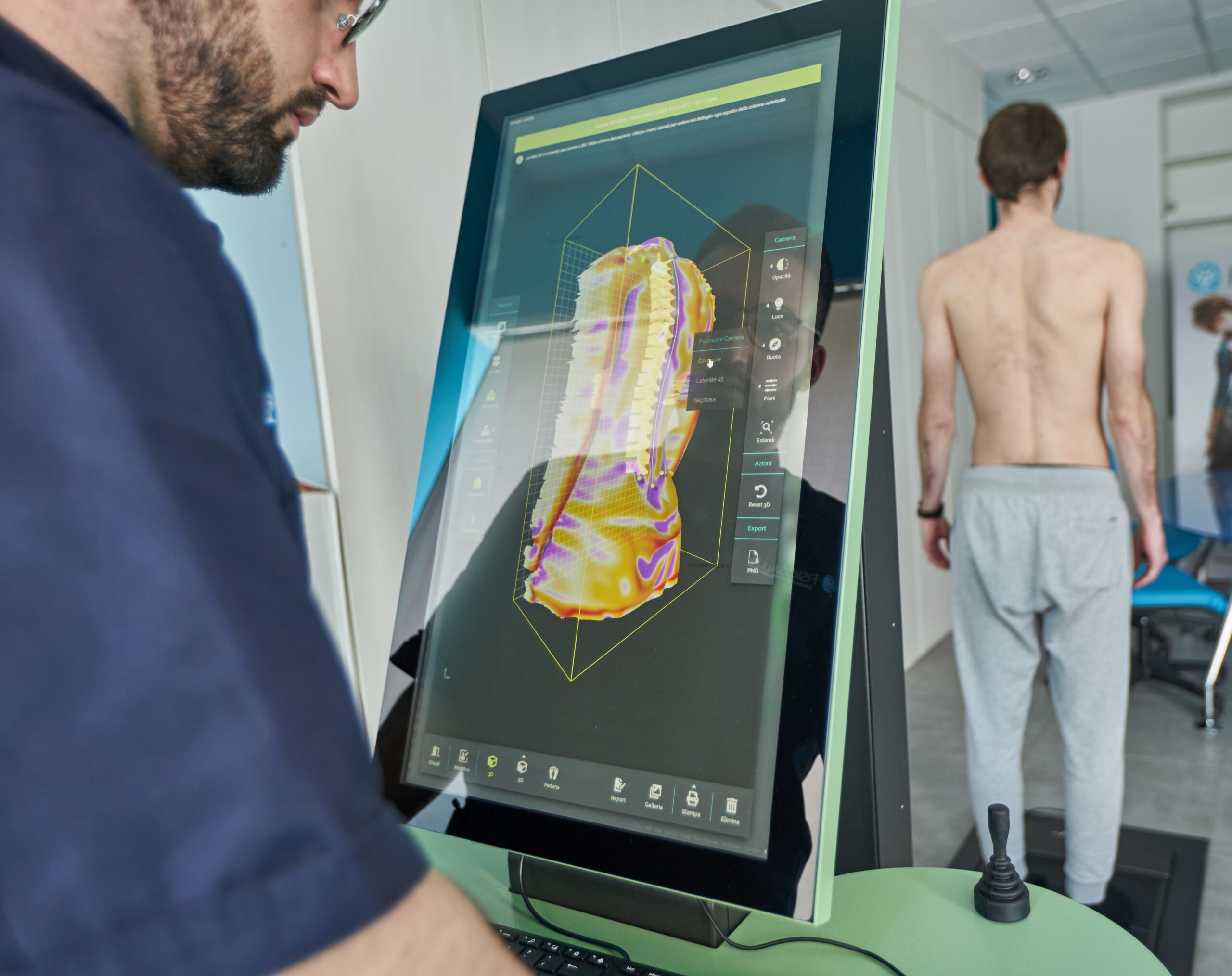 Terapista fisioterapista al lavoro presso FisioSalus, centro specializzato in riabilitazione fisica