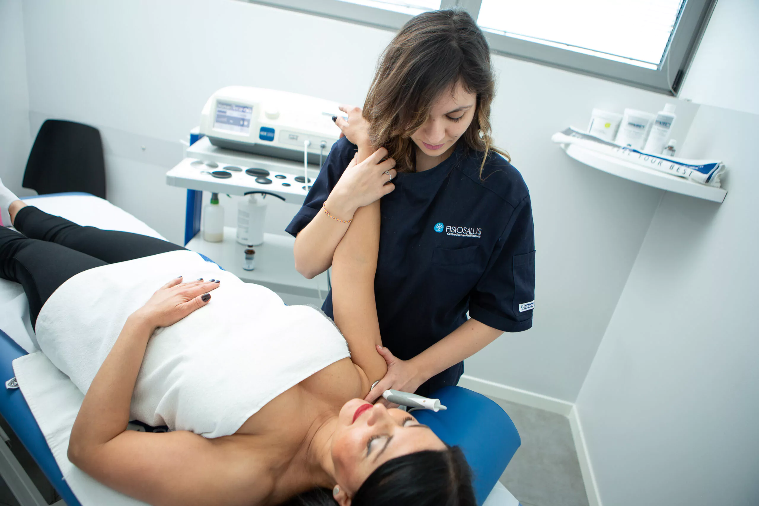 Terapista fisioterapista in azione presso FisioSalus: trattamento riabilitativo personalizzato per il recupero completo del paziente