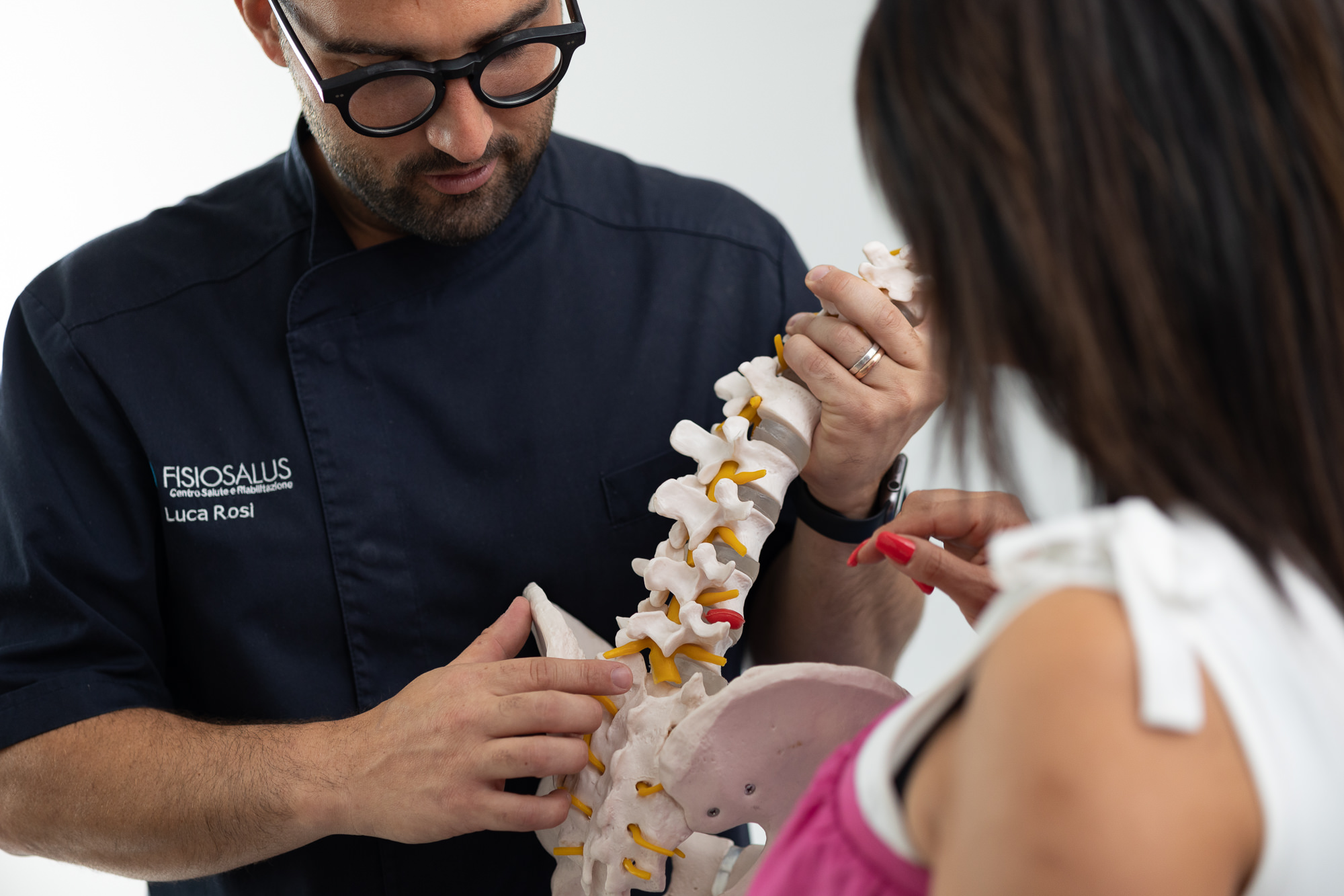 Riabilitazione avanzata presso FisioSalus: terapista fisioterapista assiste un paziente durante esercizio terapeutico