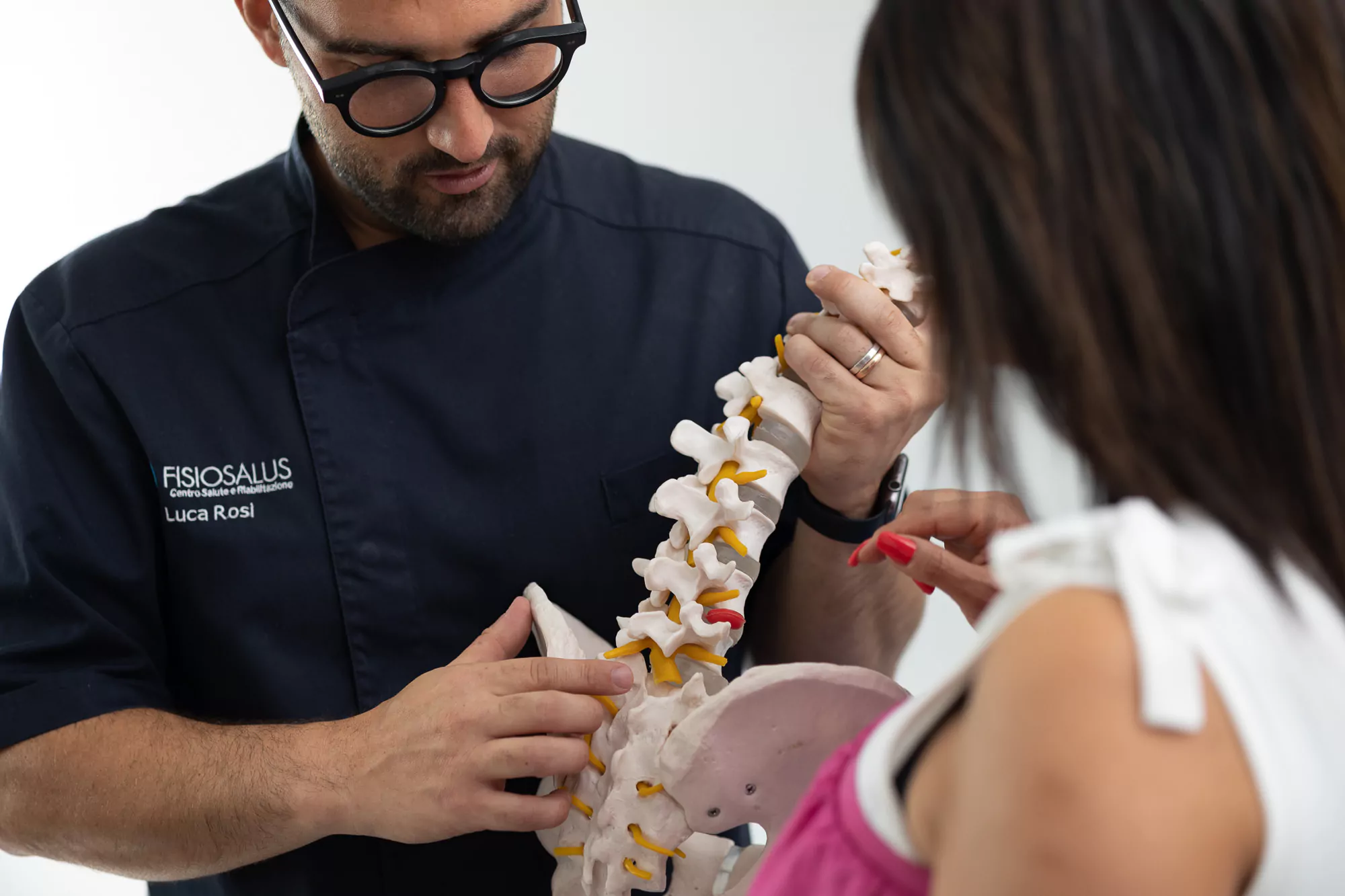 Riabilitazione avanzata presso FisioSalus: terapista fisioterapista assiste un paziente durante esercizio terapeutico