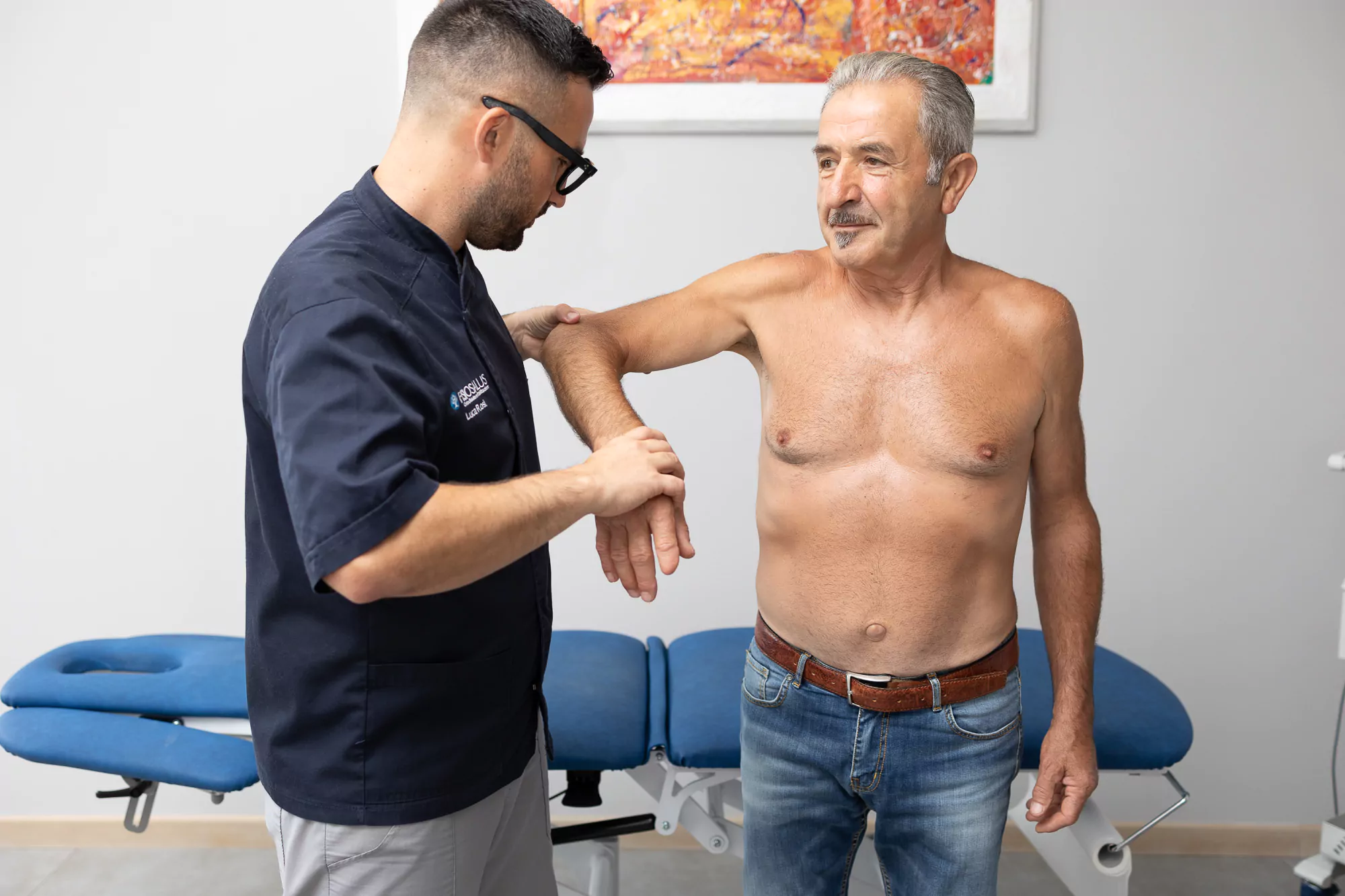 Terapista in azione presso FisioSalus: sessione di riabilitazione fisioterapica personalizzata
