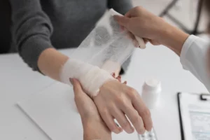 Medicazioni chirurgiche a Perugia presso FisioSalus: assistenza post-operatoria professionale per una pronta riabilitazione