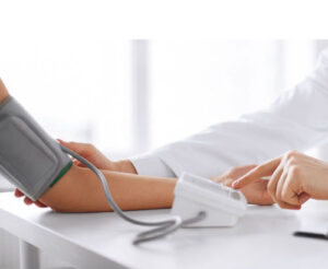 Pressione sanguigna misurata durante trattamento fisioterapico presso FisioSalus: monitoraggio accurato della salute cardiovascolare