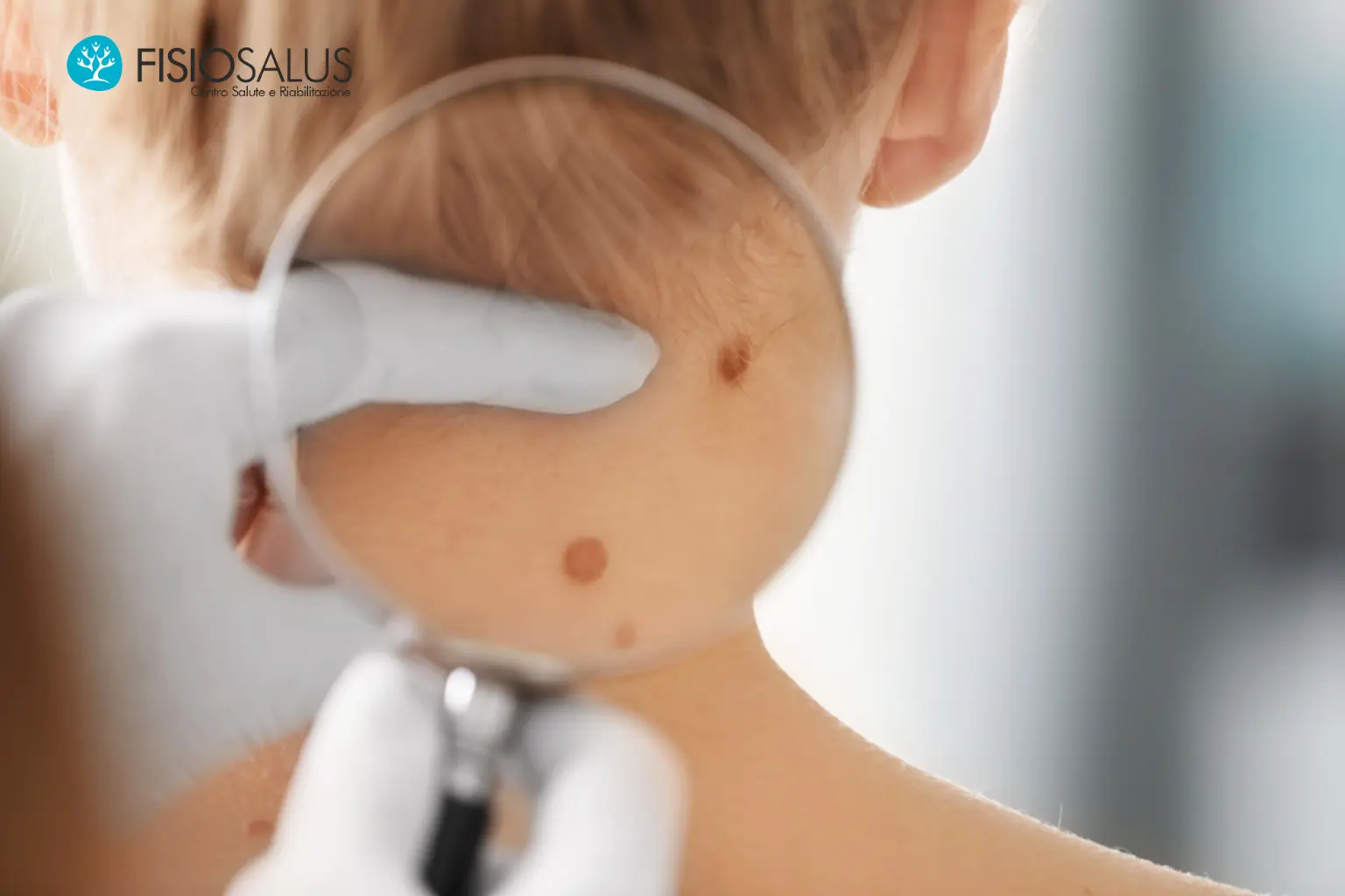 Dermatologo durante visita specialistica della pelle presso il centro medico Fisiosalus a Perugia