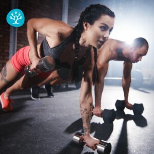 fisioterapista mostra mobilità spalla a atleta CrossFit